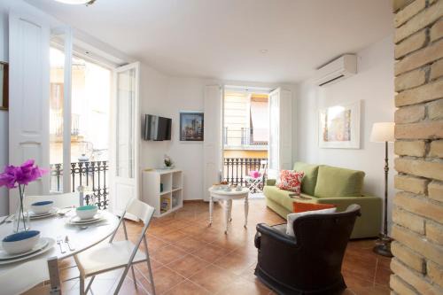 Barrio del Carmen Apartment | SingularStays Roteros