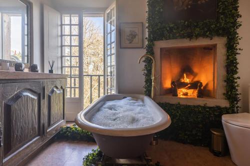 Sintra Hotel | Sintra WOW - Unique double Smart Room in 17th century Palace! Hot tub, Snooker, BBQ, PS5, Sauna, Gym