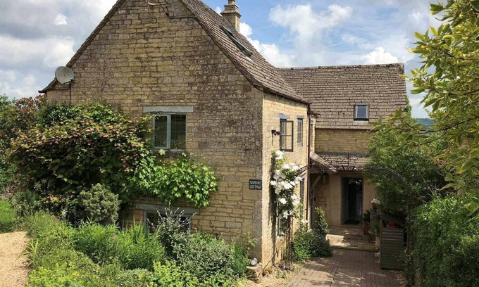 Clapton on the Hill Cottage | SIXPENNY COTTAGE, family friendly, with open fire in Cheltenham