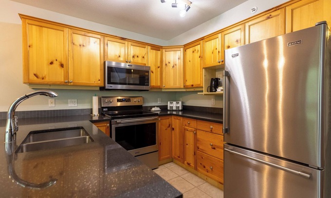 East Kootenay Ski Chalet | Ski In & 15 Minute Walk to the Lifts. Hot Tub. A/C. Pet Friendly