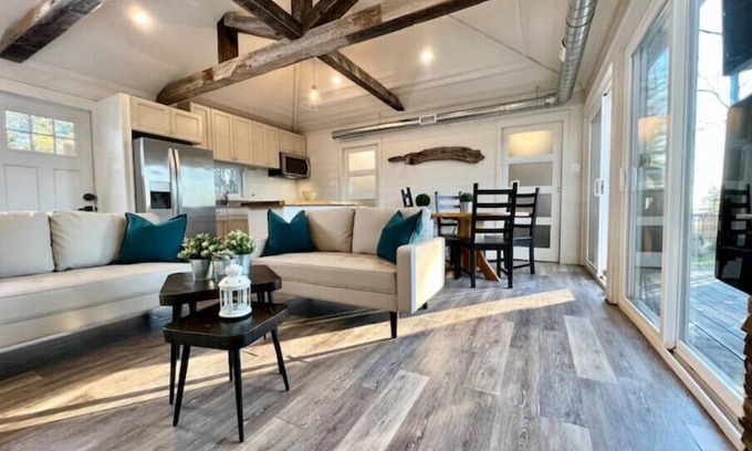 Lansdowne House | SKYE Waterfront 5 Person Cottage with your own Hottubn