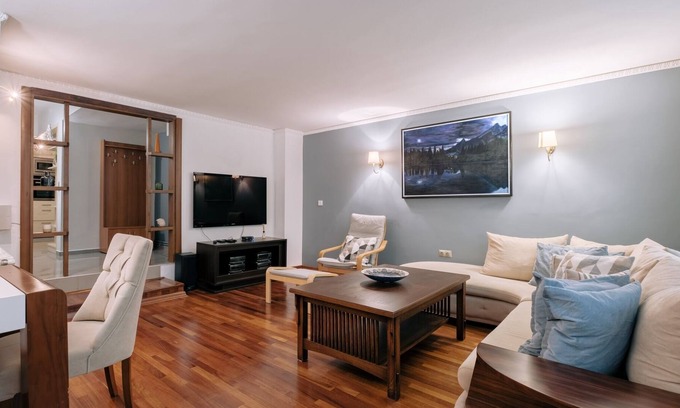 Macka Apartment | Sleek Flat with Backyard in Nisantasi