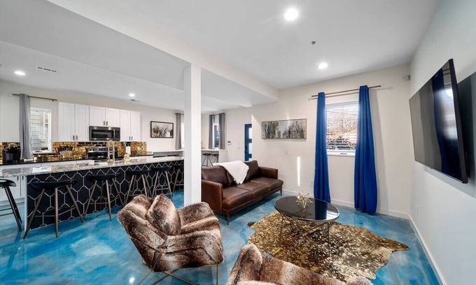 Nashville House | Sleek Sky-Blue 3 Level Townhome Sleeps 11