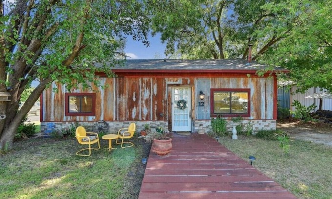Gordonville House | Sleep 7 near Texoma. King Bed! Small dog friendly!n