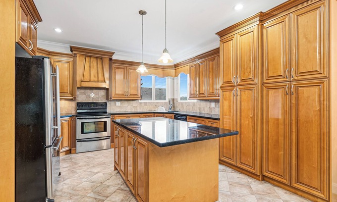 Surrey House | Sleeps 10 close to skytrain king bed