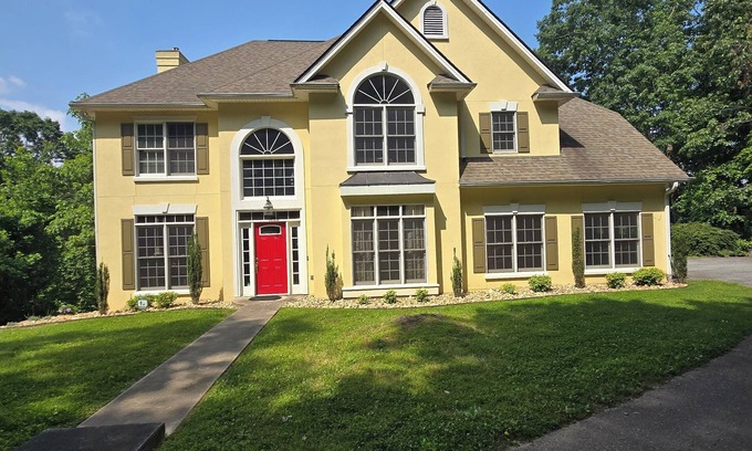 Hendersonville House | Sleeps 15! VIEWS forever, Large Executive Home, Fast Wi-Fi, Hot Tub & Fire Pit