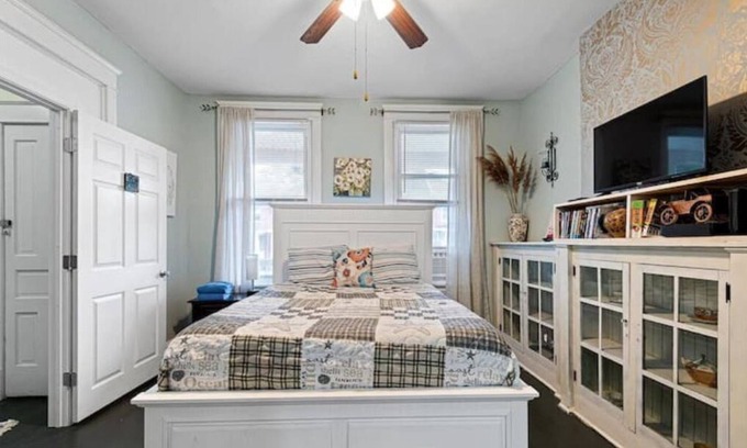 Wilmington Apartment | Sleeps 4, 2BR 1BA, 2 Queen beds, perfect for long stays in a great location