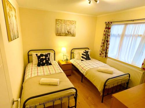Ponders End Apartment | Sleeps4-FreeParking-Pets-Wifi-Tottenham Stadium