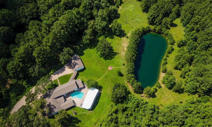 Magnolia House | Sleps 24 VENUE, Pool, Spa, Lake, Pet OK, 16 beds 8 bath 50 car parking