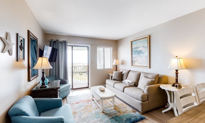 Fort Morgan Condo | Snowbird-friendly hotel suite with beach access, shared pool and dining