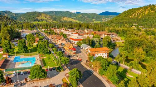 Downtown Leavenworth Apartment | Snowstorm Studio at Icicle Village with pool and hot tub