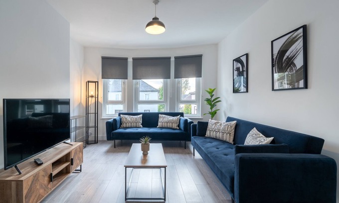 Anniesland House | Snug Modern Home in The West End of Glasgow