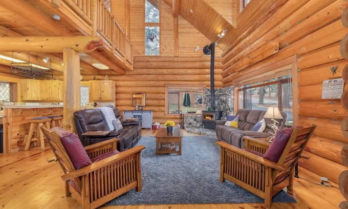 Leavenworth Cabin | Soaring Pines Lodge-Log Cabin, Hot Tub, Pool Table