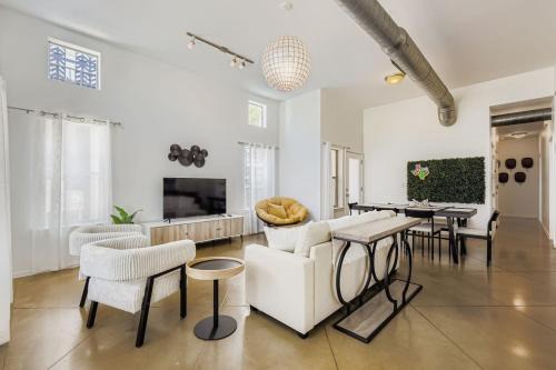 South Lamar House | SoCo Haven - Sleeps 8 - Fast Wifi - plus EV charger
