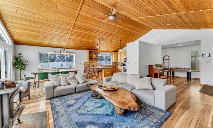 Soda Springs House | Soda Springs Getaway with River & Lake Access