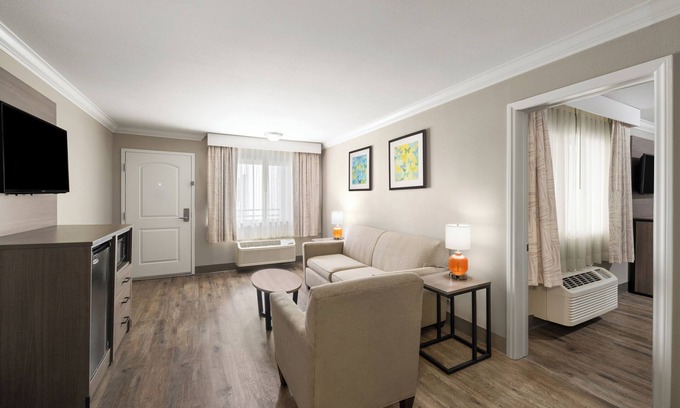 Anaheim Resort Hotel | Solara Inn and Suites