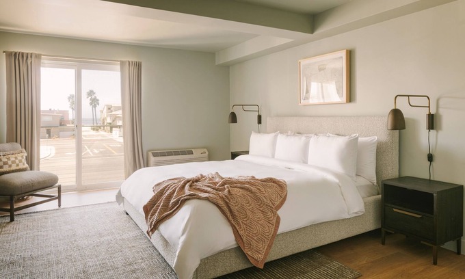Newport Shores Apartment | Sonder Solarena | King Room w/Balcony
