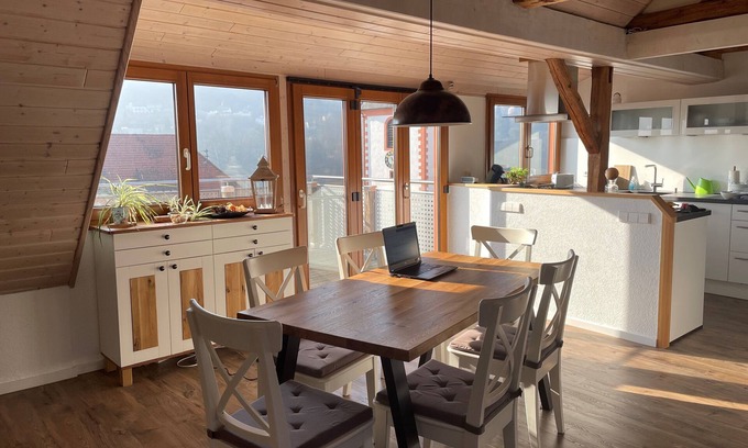 Mortelstein Apartment | Sonniges Apartment am Alten Binauer Schloss -malerischer Ausblick auf den Neckar