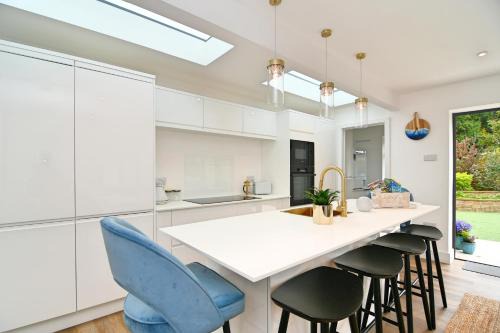 Boscombe Apartment | South Coast Beach Holiday Home-3 BED-GF-Sleeps 6-Free Parking-Walk to Beach-Private Garden- Families-Professional Groups-Contractors WELCOME