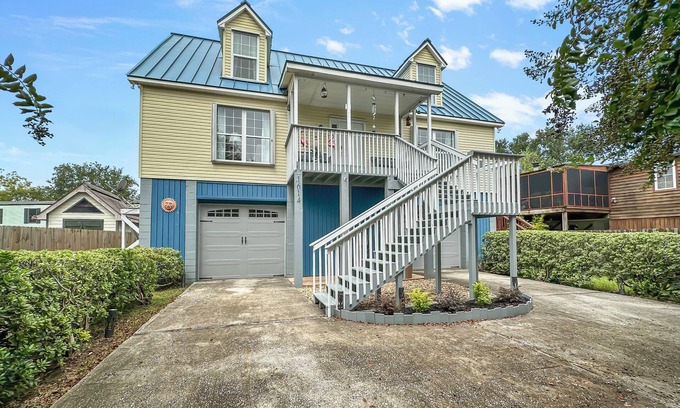 Charleston House | Southern Charm - Elevated home minutes to Folly Beach
