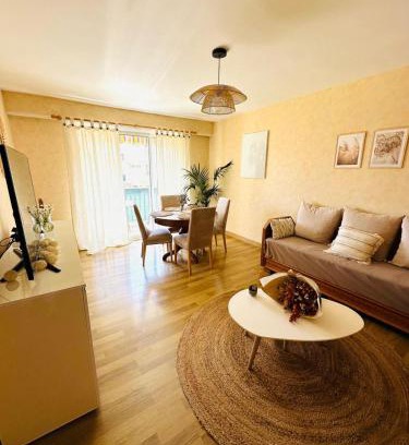 Villeneuve-Loubet Apartment | Spacieux 2 chambres 65m2 climatisé au village médiéval entre Nice et Antibes