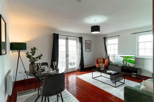 Whitehaven Apartment | Spacious 1 Bed Harbour-side Apartment with Balcony