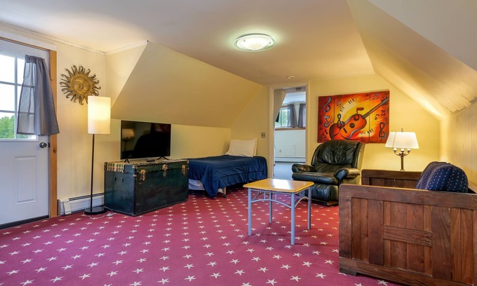 Ellsworth Cottage | Spacious 1 Bedroom Apt w/King Bed Full Kitchen & Bathroom