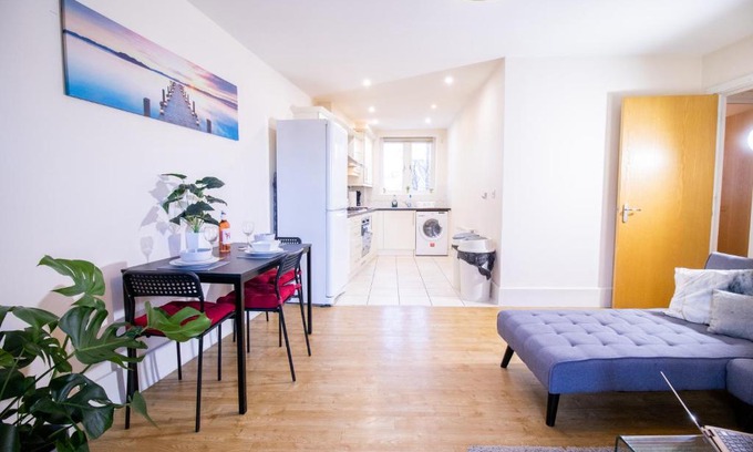 Milton Keynes Apartment | SPACIOUS 2 bed 2 bathroom Apartment with parking! CONTRACTORS & BUSINESS stays Managed by Chique Properties Ltd