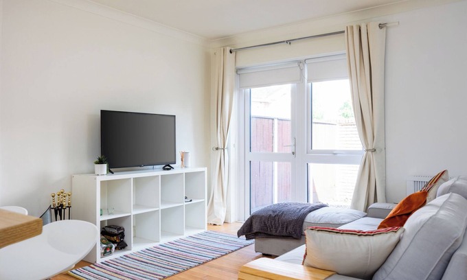 Dublin House | Spacious 2 Bed House - 20 Min Bus To City Center
