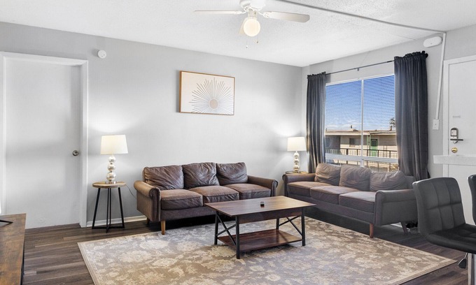 North University Apartment | Spacious 2BR/2BA in Hydepark 9232