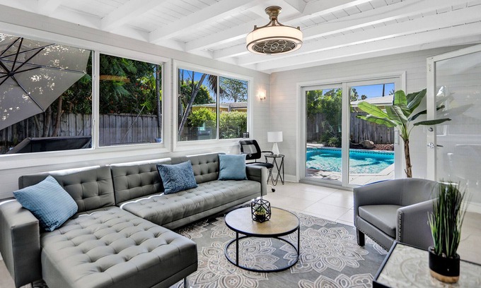 Central Corals House | Spacious 2BR in Coral Heights w BBQ/Pool, sleeps 6