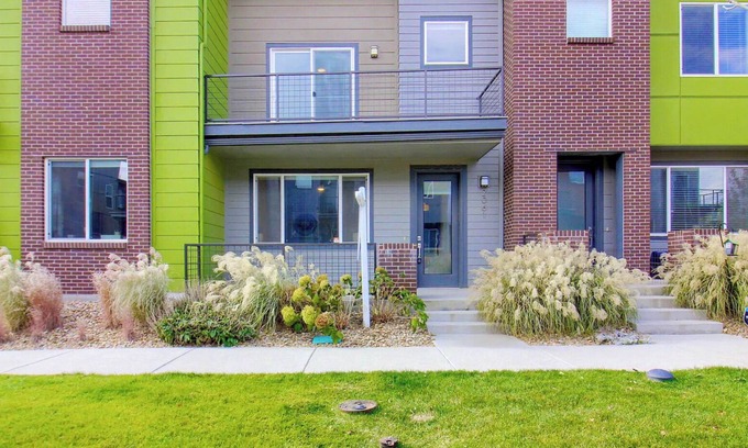 Twin Lakes House | Spacious 3 Bedroom,10 mins to downtown Denver, 25 mins to Boulder w/ WFH setup
