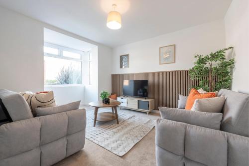 Leeds Apartment | Spacious 3 Bedroom Home with Parking - Close to Leeds City and Amenities - Perfect for Long Stays