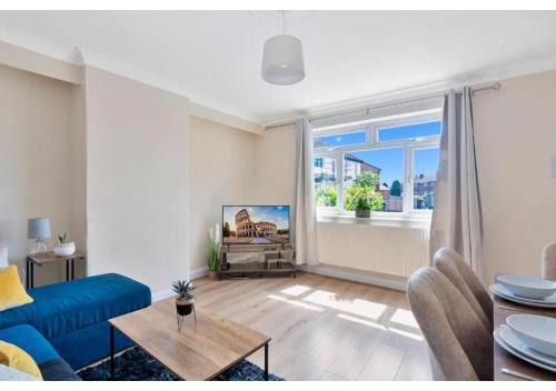 Turkey Street Apartment | Spacious 3BR House, Garden, Enfield North London, Ideal for Contractors and Relocators