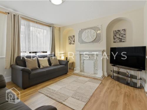 Tilbury House | Spacious 3BR House in Tilbury, Driveway and Garden