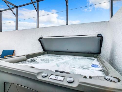 Loughman House | Spacious 3BR plus Den with Hot Tub, Near Disney