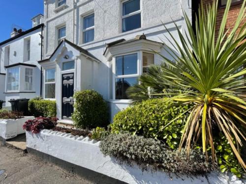 Pevensey House | Spacious 4-Bed Beach Retreat for Families Steps from the Shore in Pevensey Bay
