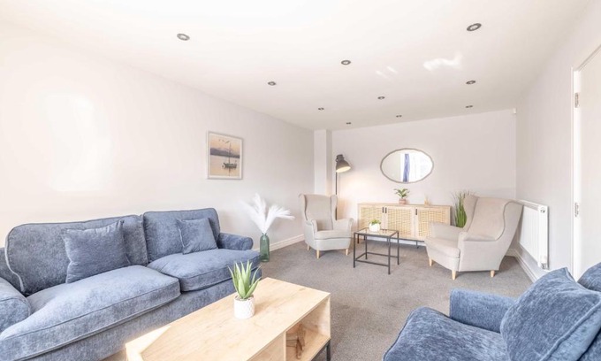 Langley Marish House | Spacious 4 Bed - Near Uxbridge/Heathrow & PARKING