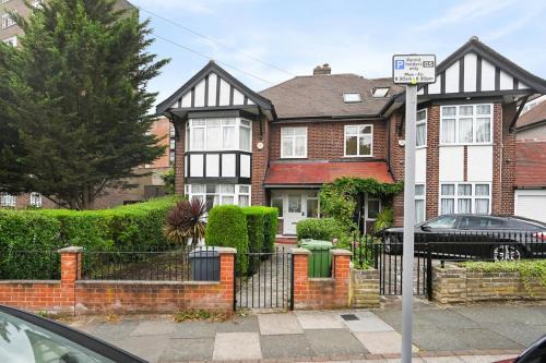 Brondesbury Park House | Spacious 4-Bedroom Luxury Retreat in Willesden