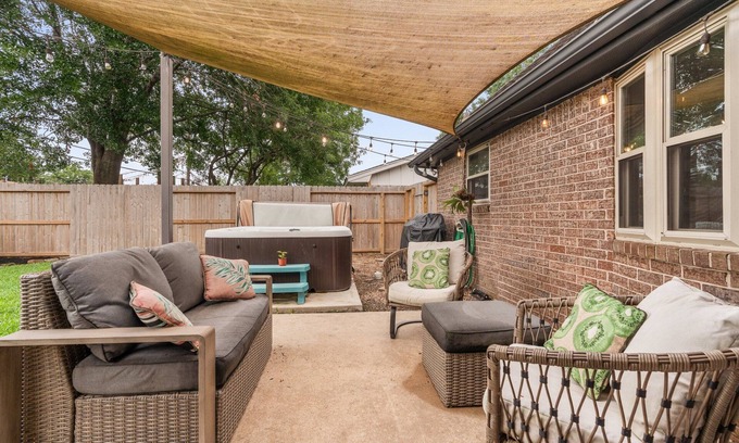 Garden Oaks House | Spacious 4BR Houston Retreat w/Hot Tub!