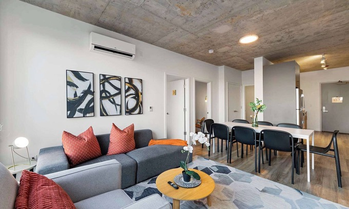River North Hotel | Spacious 4BR Near Fulton Market & Riverwalk