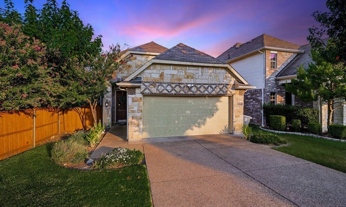Dallas House | Spacious 5-BD/3-BA Forest View Getaway (Sleeps 13)