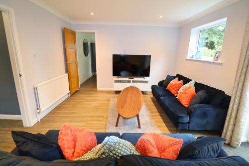Runnymede House | Spacious 5-Bedroom Home with Large Garden in Egham