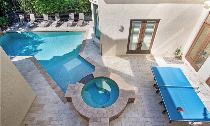 Central Naples House | Spacious 5-bedroom luxury house in charming Naples near the beach!