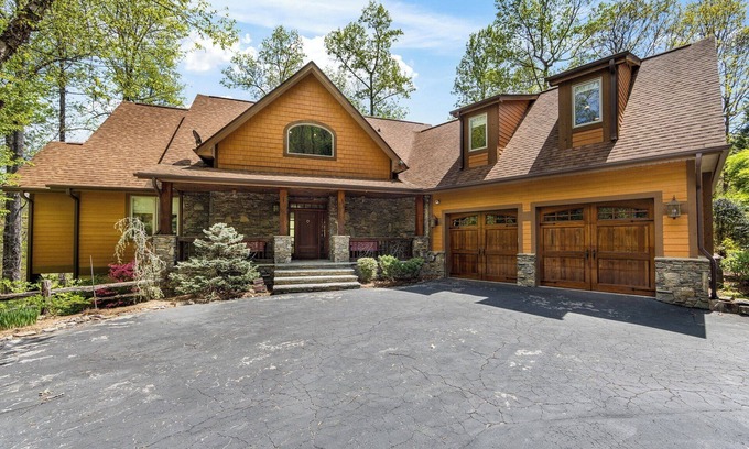 Whittier House | Spacious 5-bedroom Mountain House with Movie Room & Pool Table