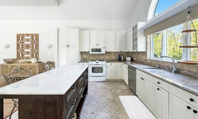 Hampton Bays House | Spacious 5-bedroom house with Pool, Sauna. Large Yard and 5mins to beach,