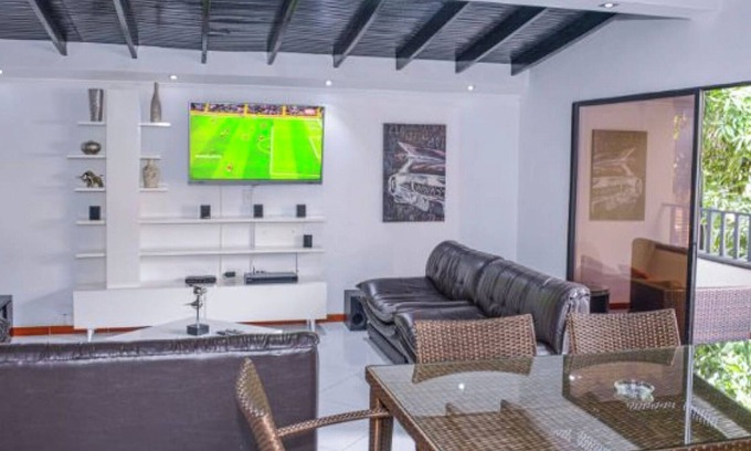 Zona Rosa Villa | Spacious 6-bedroom villa with AC, WiFi, Guest Friendly,5 blocks from LLERAS PARK