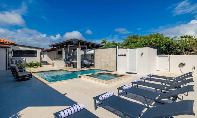 Esmeralda House | Spacious 7BR Island Retreat with 8 Beds of Comfort at Sotto del Sol by Bocobay