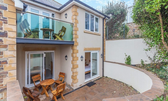 Porth Villa | Spacious and stylish villa with beach views.