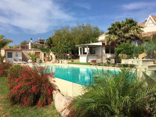 Pozzallo Apartment | Spacious Apartment in Pozzallo, 110m² with Pool and Sea View